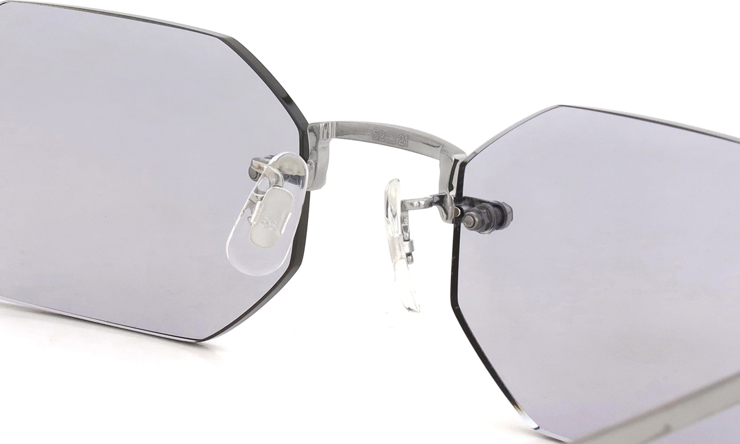 EYEVAN 縁無しサングラス通販 Traction(52) col.BC /MD GRY N ブリッジ裏面とパットのディテール