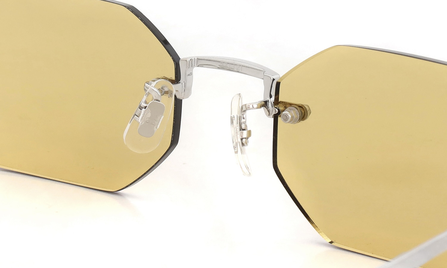 EYEVAN 縁無しサングラス通販 Traction(52) col.S/YEL N ブリッジ裏面とパットのディテール