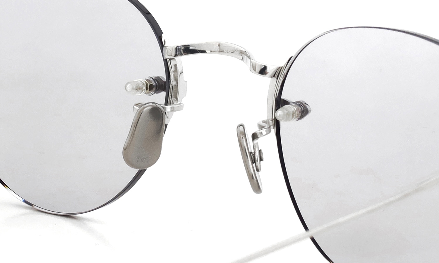 EYEVAN7285 サングラス 140(48) C.800/MRM SF.GRY35 ブリッジの裏側とパットの構成