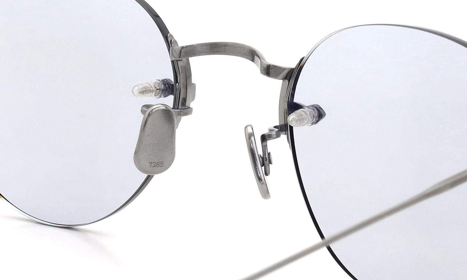 EYEVAN7285 サングラス 140(48) C.801 ANTIQUE SILVER /MRM NV ブリッジの裏側とパットの構成