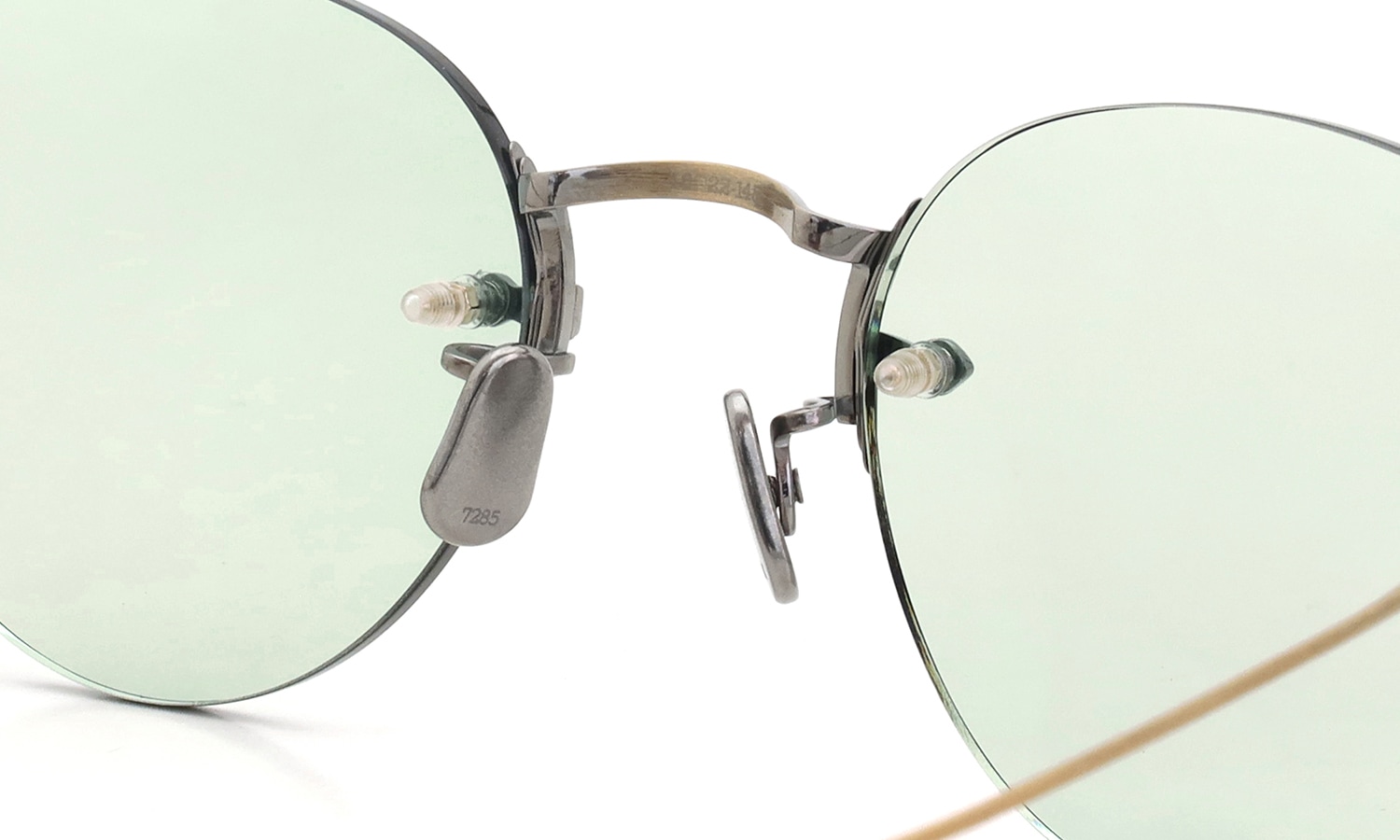 EYEVAN7285 サングラス 140(48) C.901 ANTIQUE GOLD /MRM GRN2 ブリッジの裏側とパットの構成