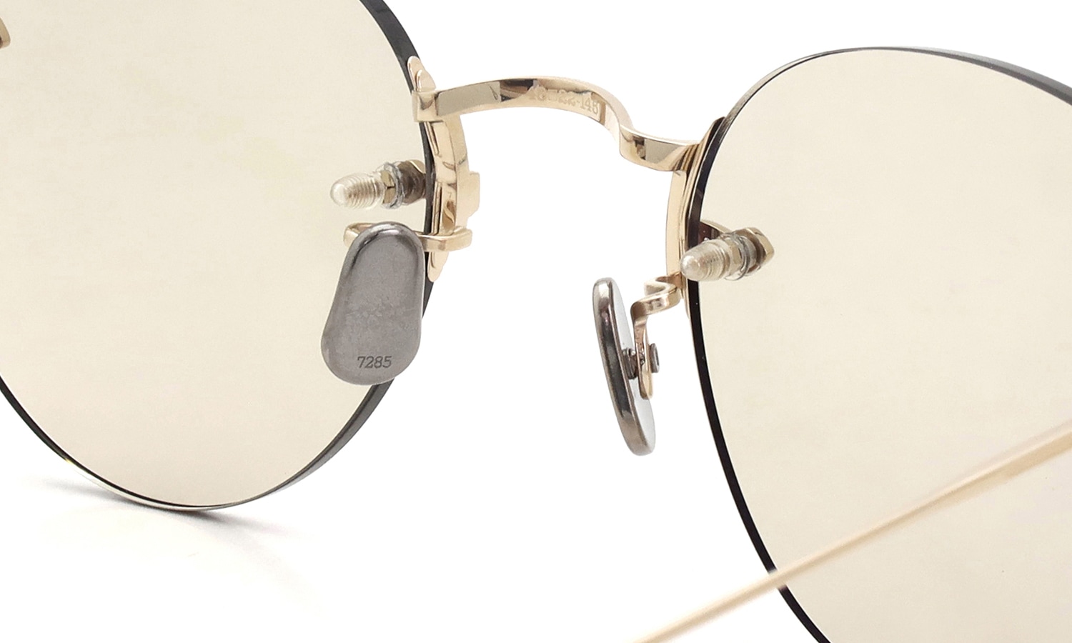 EYEVAN7285 サングラス 140(48) C.902 WHITE GOLD /MRM BR2 ブリッジの裏側とパットの構成
