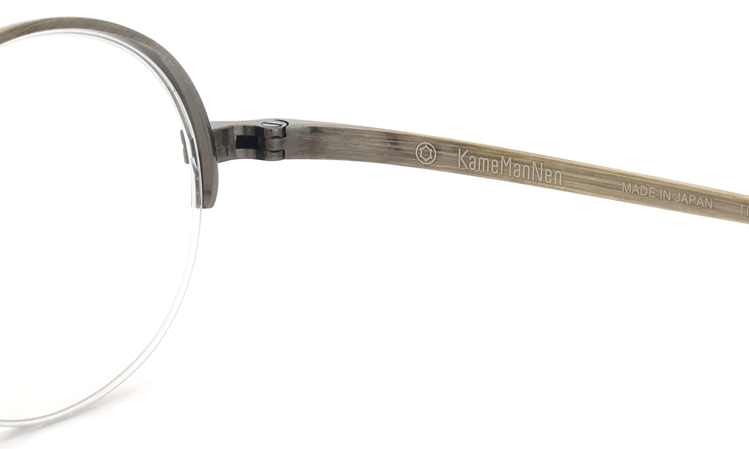 KameManNen メガネ通販 KMN-9930 AG 47size 右側ヒンジ裏面と刻印