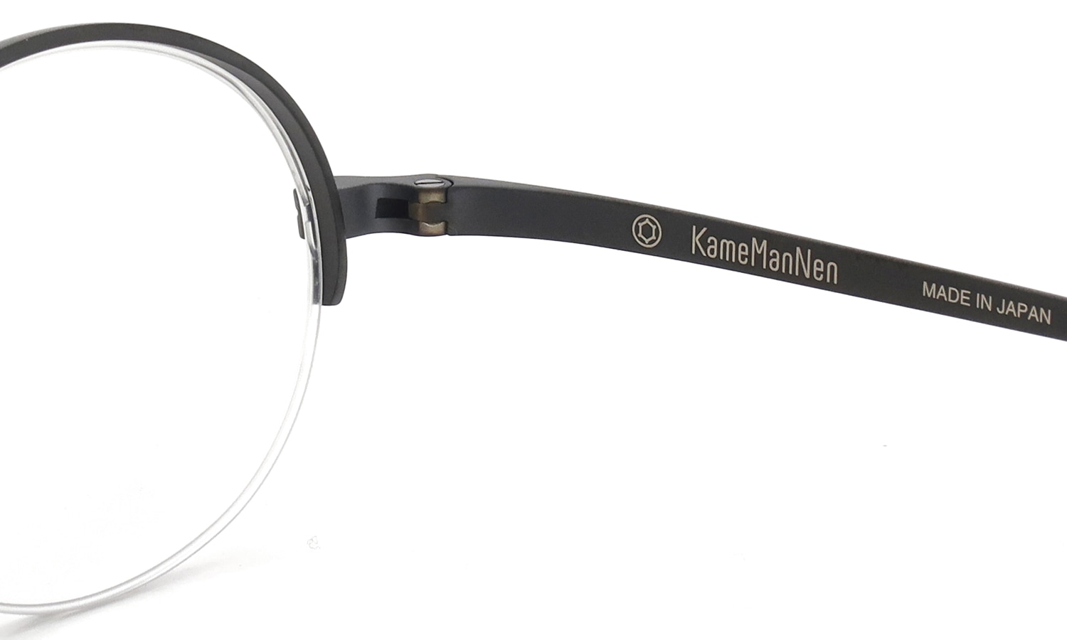 KameManNen メガネ通販 KMN-9930 MBK 47size 右側ヒンジ裏面と刻印