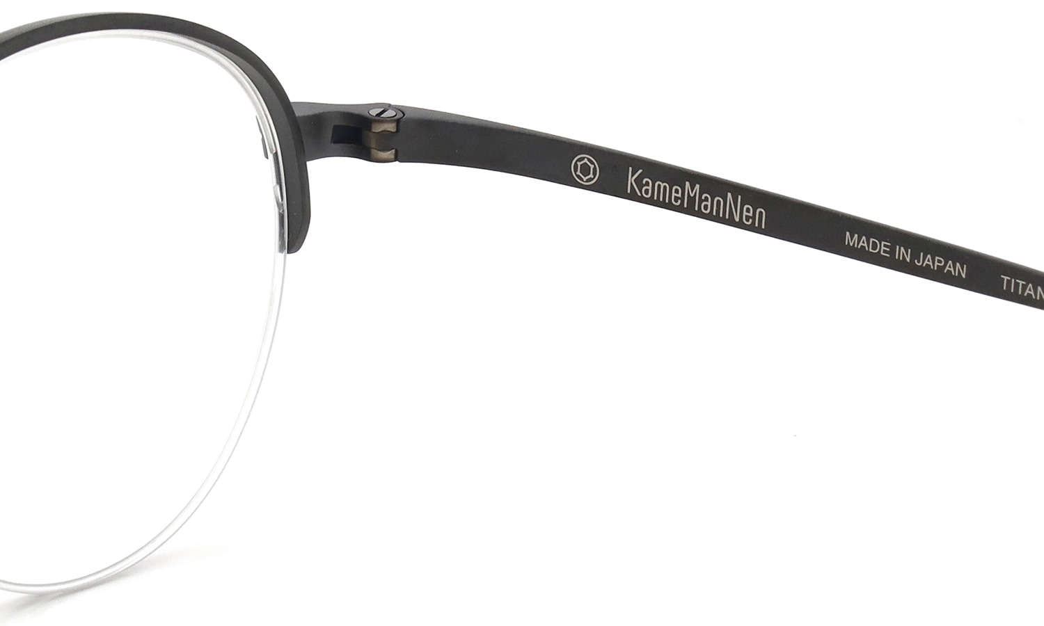 KameManNen メガネ通販 KMN-9931 MBK 45size 右側ヒンジ裏面と刻印