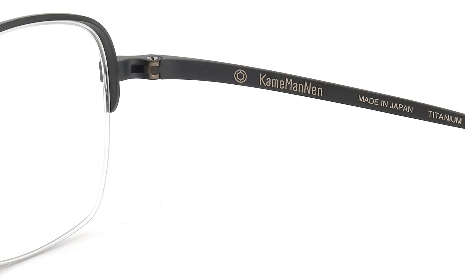 KameManNen メガネ通販 KMN-9932 MBK 48size 右側ヒンジ裏面と刻印