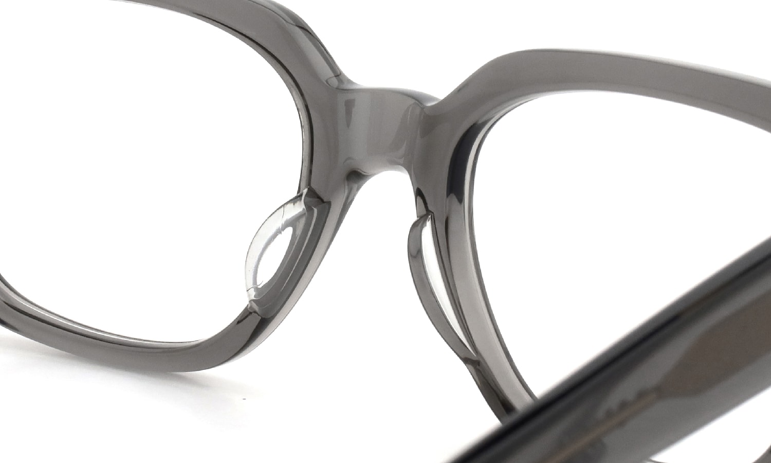 Oliver Goldsmith メガネ COMMANDER col.Cloudy Sky ブリッジ裏側とパットのディテール