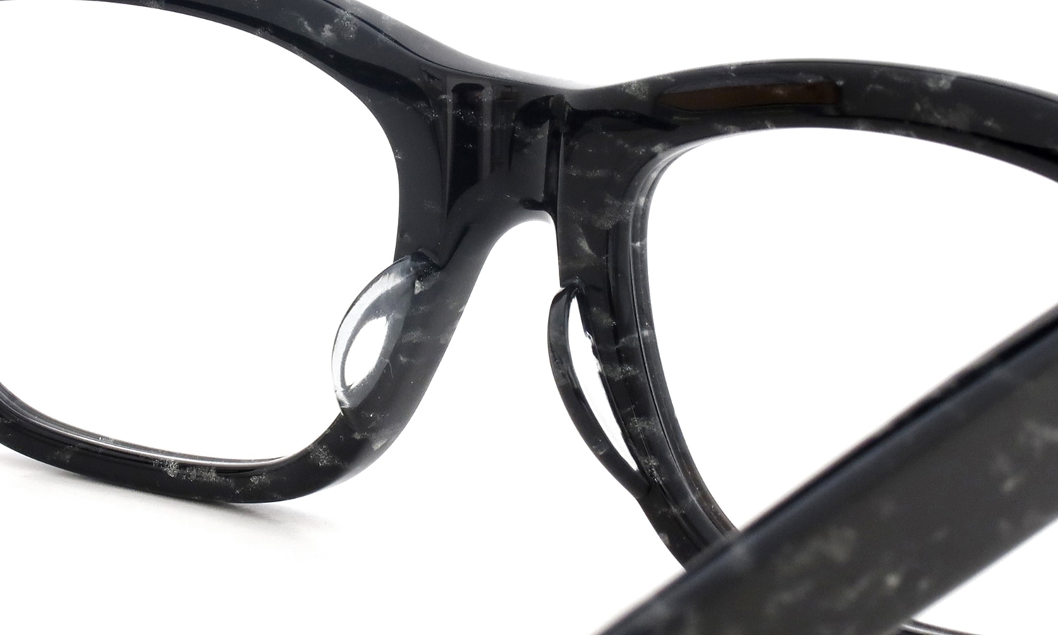 Oliver Goldsmith 限定生産セルロイドメガネ CONSUL-50 GS(Black Glitter) ブリッジ裏側とパットのディテール