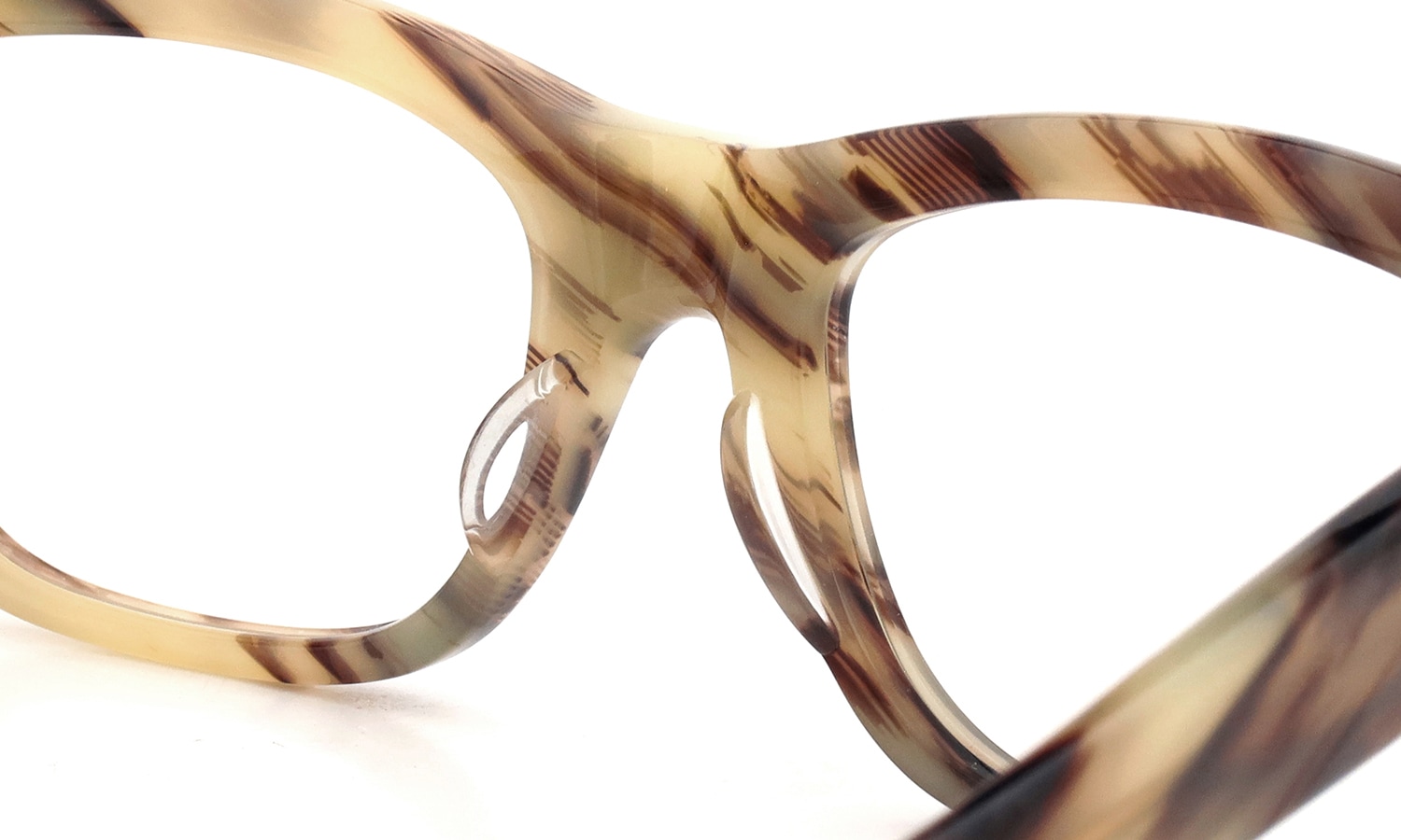 Oliver Goldsmith メガネ CONSUL-s col.Vintage-Horn ブリッジ裏側とパットのディテール