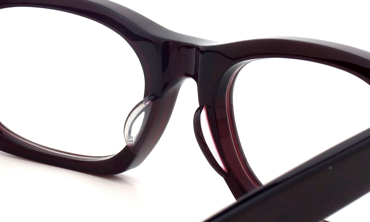 Oliver Goldsmith メガネ VICE CONSUL-s col.Red Coat ブリッジ裏側とパットのディテール