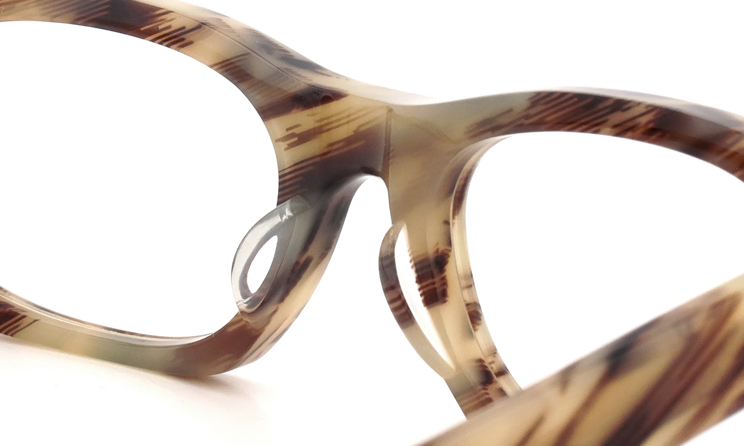 Oliver Goldsmith メガネ VICE CONSUL-s col.Vintage Horn ブリッジ裏側とパットのディテール