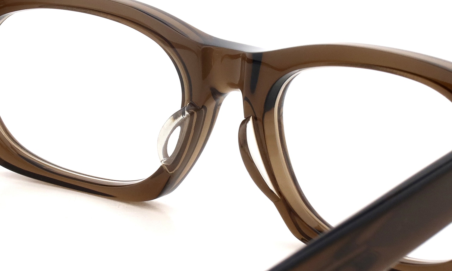 Oliver Goldsmith メガネ VICE CONSUL-s col.Wiskey ブリッジ裏側とパットのディテール