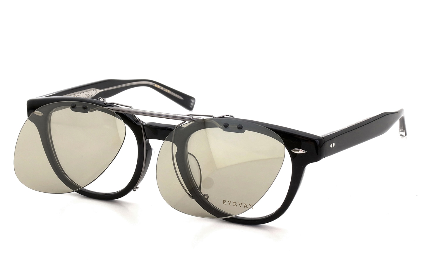 EYEVAN Webb専用 クリップオンサングラス AB アッシュベージュ 濃度：60% 一段階跳ね上げた状態