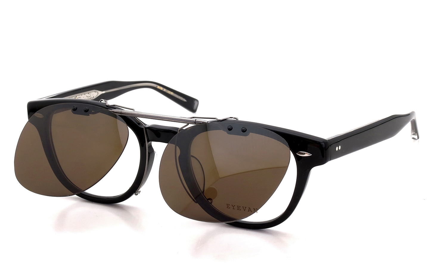 EYEVAN Webb専用 クリップオンサングラス DB ダークブラウン 濃度：89.3% 一段階跳ね上げた状態